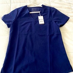 FIGS set- Top is 1 pocket Catarina in XS - Pants are Zamora Jogger in petite S